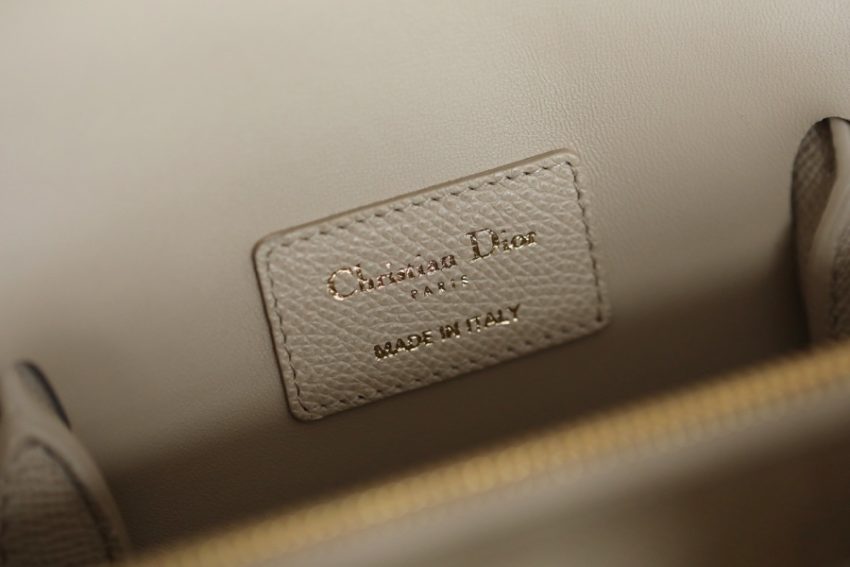 20201103_i1604391104_4535_6 Replica Dior St Honoré Tote Beige - Image 14