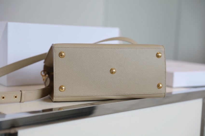 20201103_i1604391104_9188_2 Replica Dior St Honoré Tote Beige - Image 18