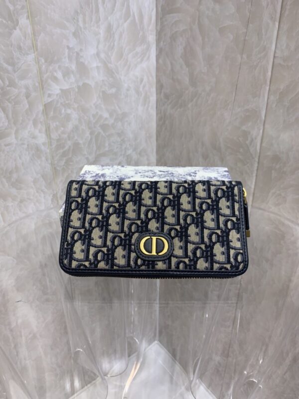 20220315_i1647302455_2478_0 Replica Dior Long Zipper Wallet