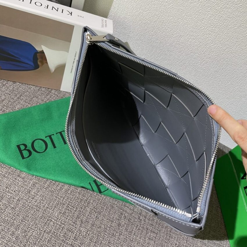 20220701_i1656665579_119_6 Replica Bottega Veneta Cassette Clutch - Image 2