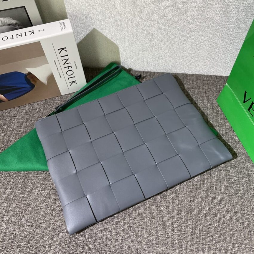 20220701_i1656665579_3189_4 Replica Bottega Veneta Cassette Clutch - Image 5