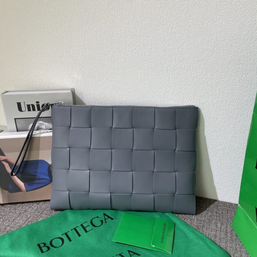 20220701_i1656665579_4144_0 Replica Bottega Veneta Cassette Clutch - Image 6