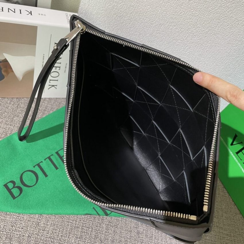 20220701_i1656665792_4008_5 Replica Bottega Veneta Cassette Clutch Black - Image 7