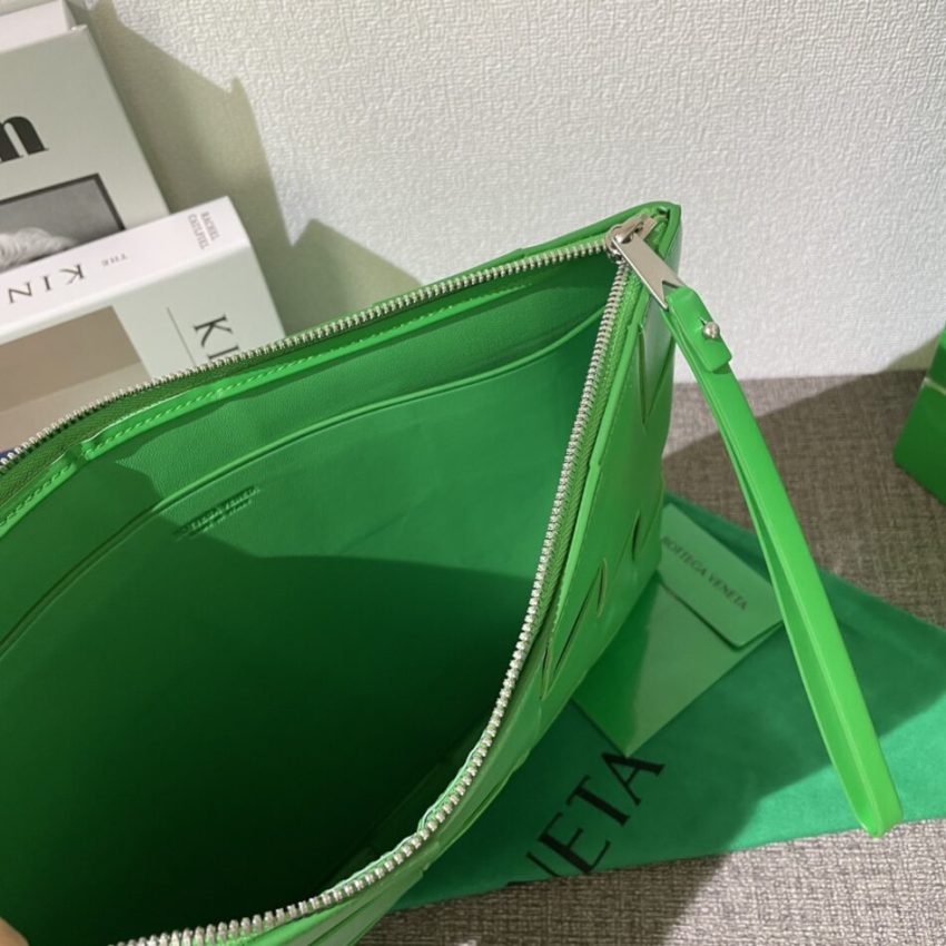 20220701_i1656665804_1291_7 Replica Bottega Veneta Cassette Clutch Green - Image 3