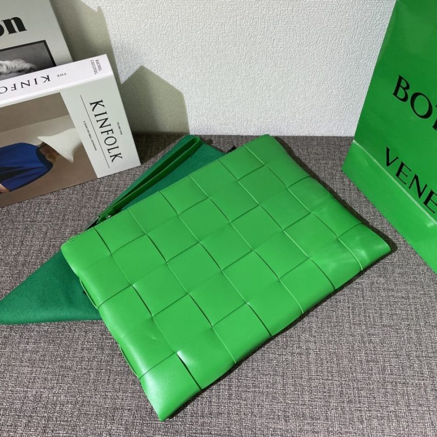20220701_i1656665804_5511_4 Replica Bottega Veneta Cassette Clutch Green - Image 5