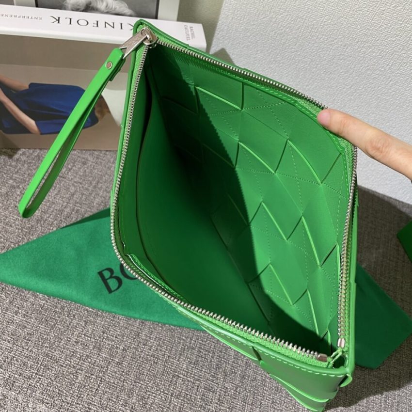 20220701_i1656665804_767_6 Replica Bottega Veneta Cassette Clutch Green - Image 2
