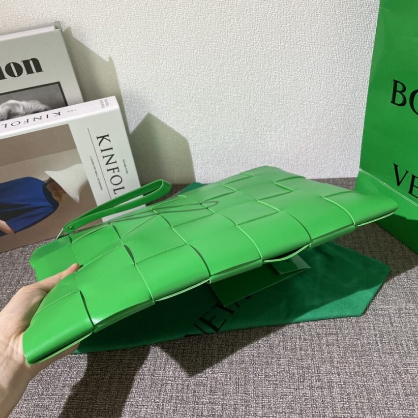 20220701_i1656665804_7715_3 Replica Bottega Veneta Cassette Clutch Green - Image 6