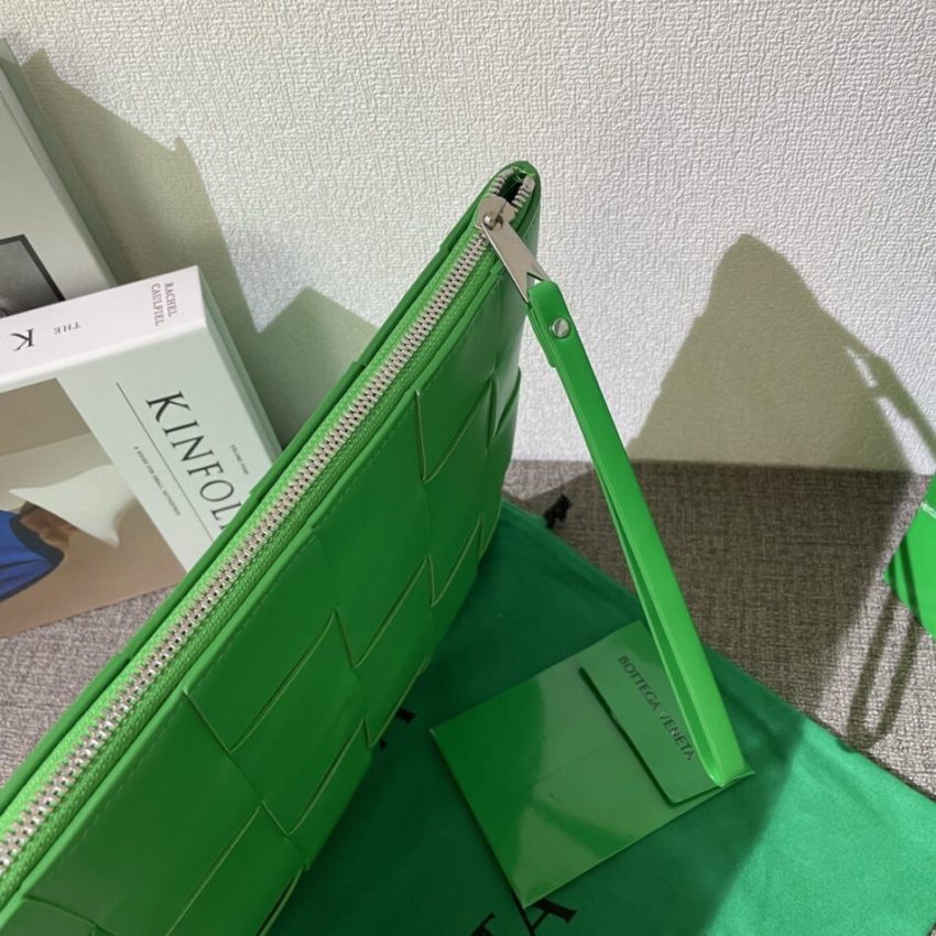 20220701_i1656665804_9039_5 Replica Bottega Veneta Cassette Clutch Green - Image 8