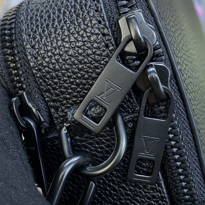 20221231_i1672486412_3450_5 Replica Louis Vuitton Alpha Messenger Black - Image 4