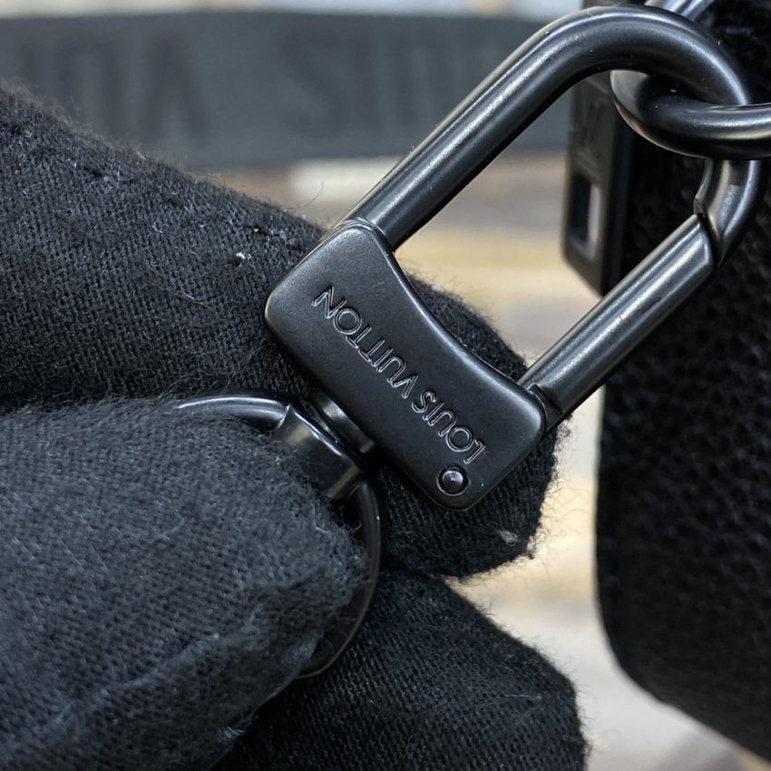 20221231_i1672486412_7266_6 Replica Louis Vuitton Alpha Messenger Black - Image 9