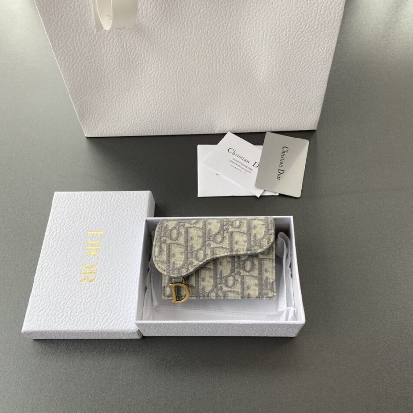 20230403_i1680520796_5019_1 Replica Dior Bloom Card Holder Beige