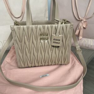 Elementor 页面 #30185 Replica Miu Miu Matelassé Tote Beige