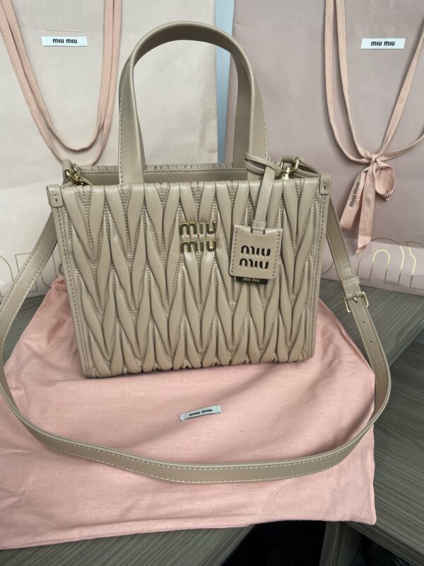 20230411_i1681146638_3378_0-1 Replica Miu Miu Matelassé Tote Beige