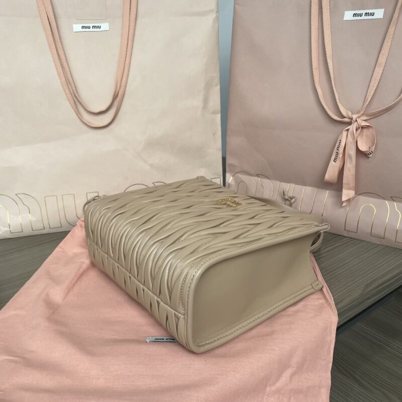 20230411_i1681146638_5170_4-1 Replica Miu Miu Matelassé Tote Beige - Image 3