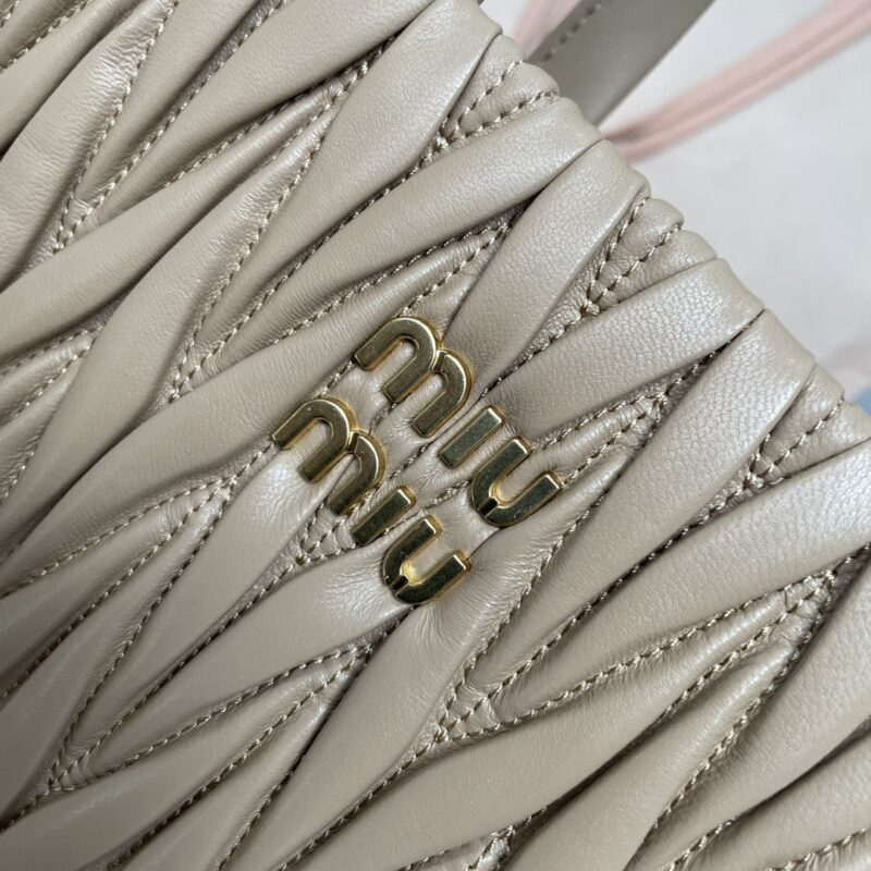 20230411_i1681146638_8310_5-1 Replica Miu Miu Matelassé Tote Beige - Image 5