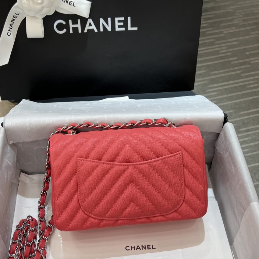 20230625_i1687672969_3308_1 Replica CHANEL Classic Flap V 20cm Red - Image 3