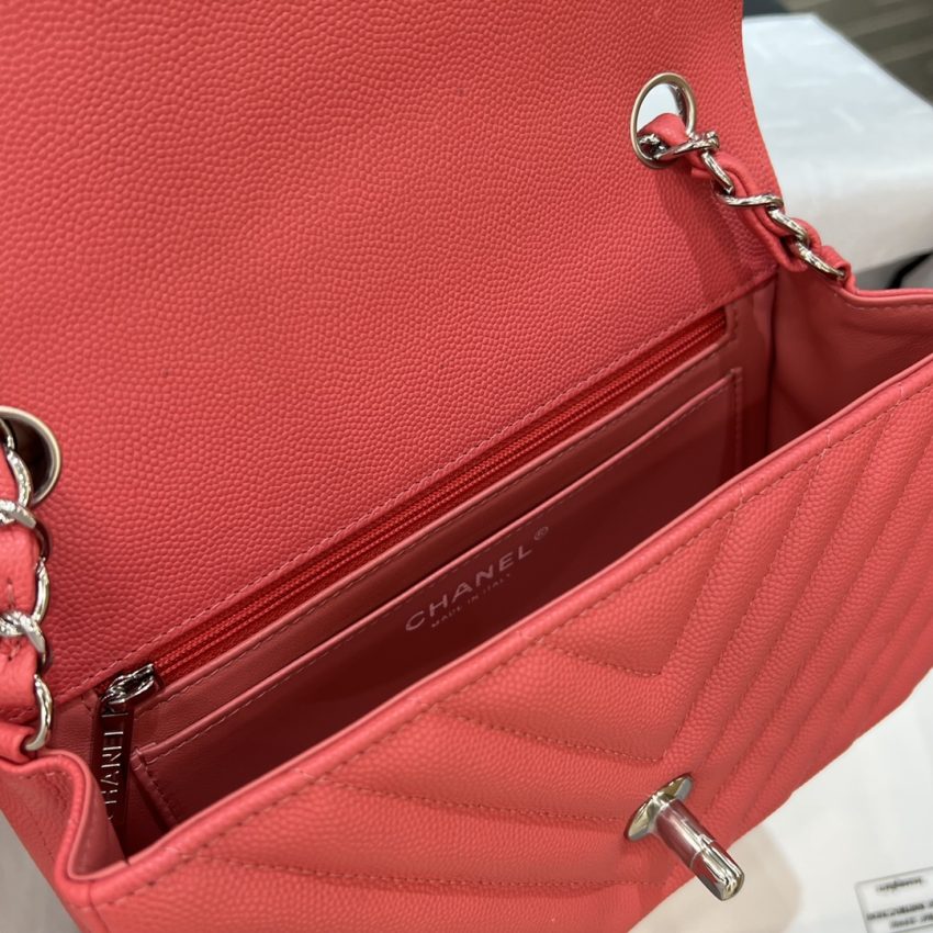 20230625_i1687672969_5175_8 Replica CHANEL Classic Flap V 20cm Red - Image 4