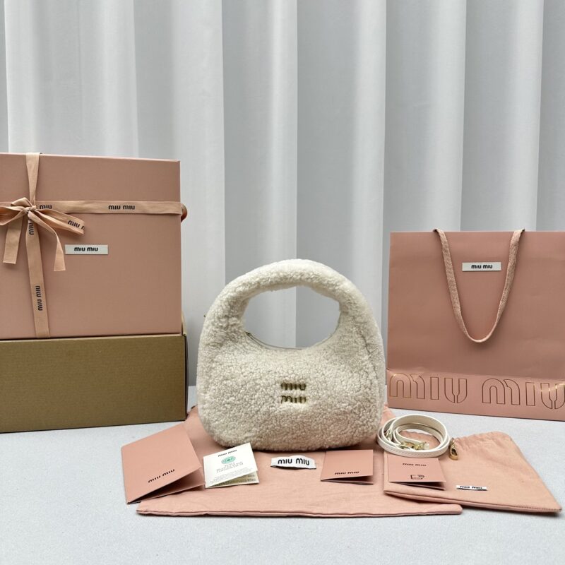 20231125_i1700888131_1967_0 Replica Miu Miu Wander White Wool