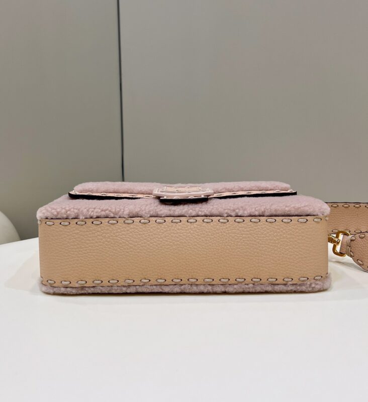 a4-1-31 Replica Fendi Baguette Pink Wool - Image 4