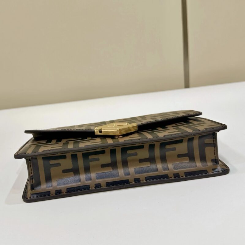 a5-59 Replica Fendi Baguette Wallet on Chain - Image 5