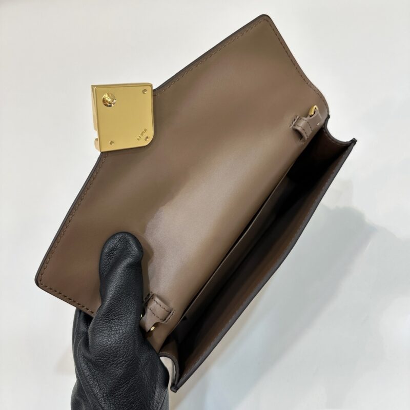 a8-59 Replica Fendi Baguette Wallet on Chain - Image 8