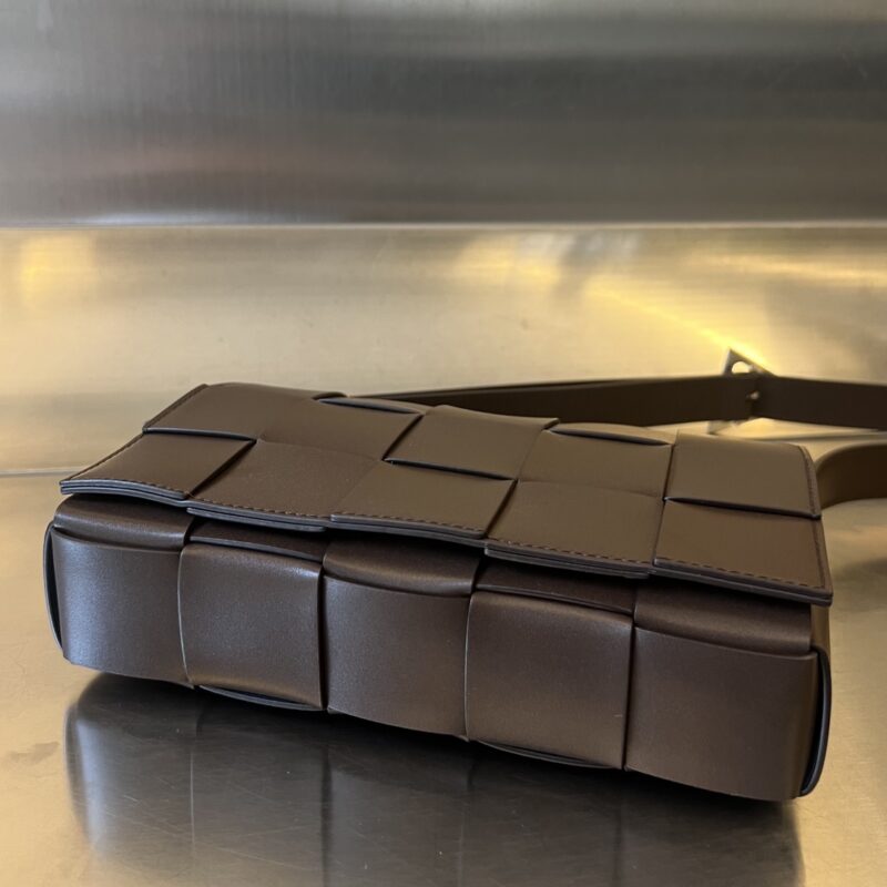 aa4-2-2 Replica Bottega Veneta Cassette 2.0 Dark Brown - Image 4