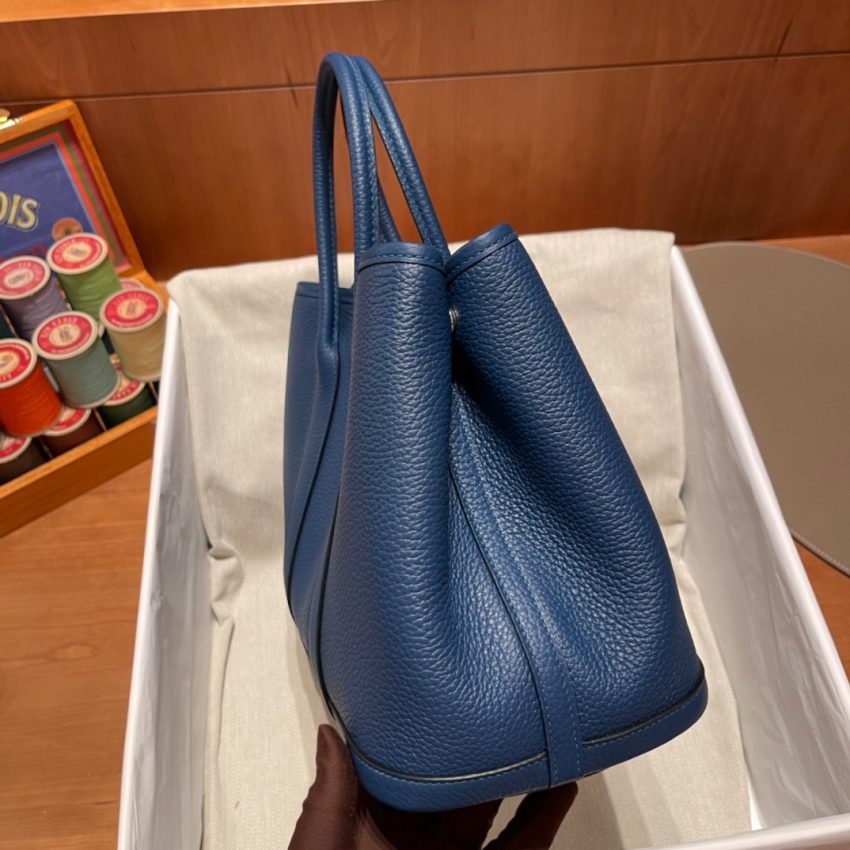 fb638e_39a28ed7fbcd4f5badeedce0cd2d6791mv2 Replica Hermes Garden Party 30cm Ocean Blue - Image 4