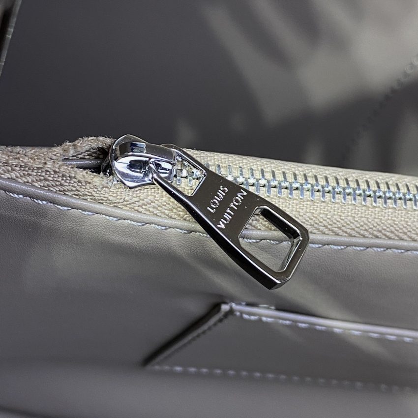 img_1698de7a_20240726_i1721999457_5208_0-1-1 Replica Loius Vuitton Capucines Beige Silk - Image 6
