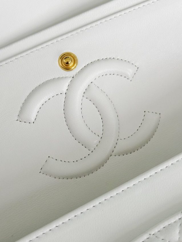wsxcWeb_6e471929_o_1hq96sh5c19mvl7o1jr4tad1hc11l.jpeg Replica CHANEL Classic Flap 25cm White - Image 3