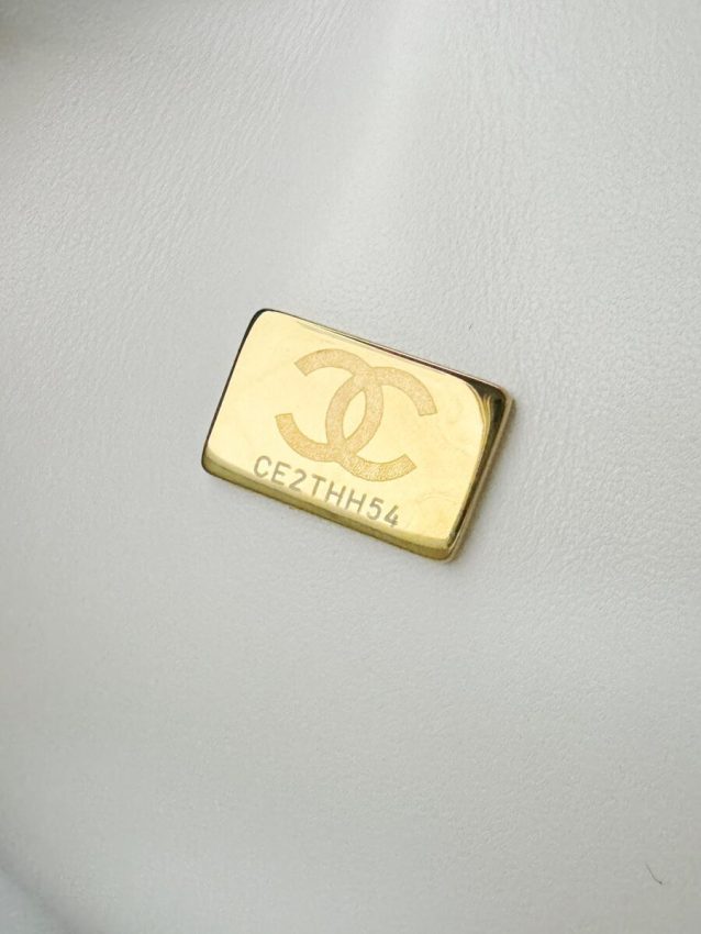 wsxcWeb_6e471929_o_1hq96sh5e814p8qsmhhnt9591m.jpeg Replica CHANEL Classic Flap 25cm White - Image 4