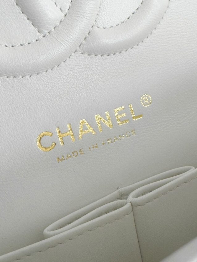 wsxcWeb_6e471929_o_1hq96sh5ffh51ko91elu1ruh3441n.jpeg Replica CHANEL Classic Flap 25cm White - Image 5