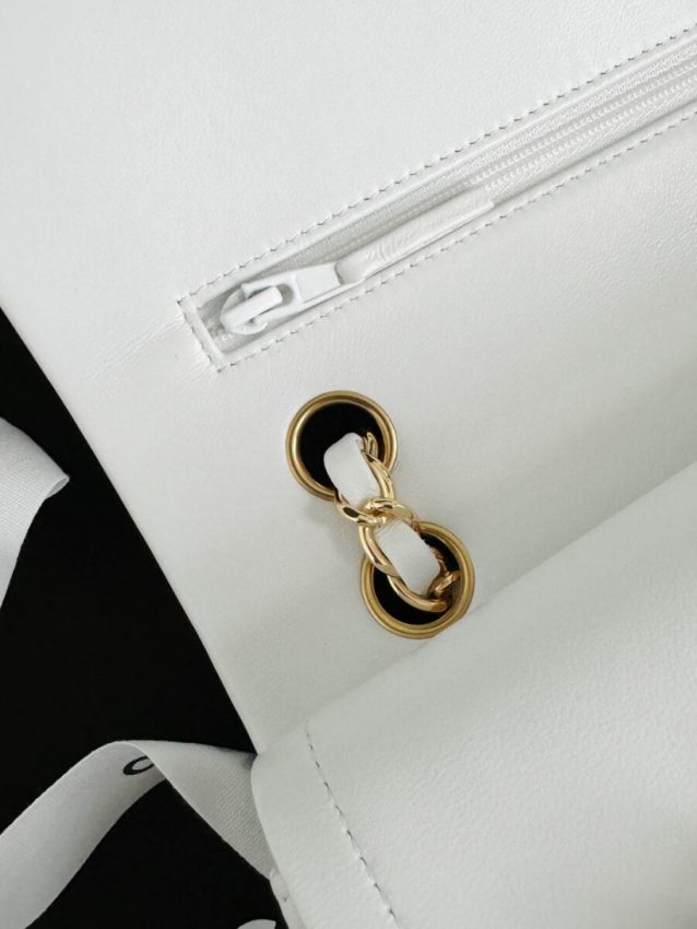 wsxcWeb_6e471929_o_1hq96t76319bd7t65it105u5pn1o.jpeg Replica CHANEL Classic Flap 25cm White - Image 9
