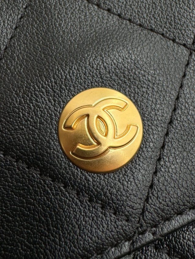 wsxcWeb_6e471929_o_1hrd992l8137c3vv9jj16fv1vhin.jpeg Replica CHANEL 24p Postman Bag Small Black - Image 8