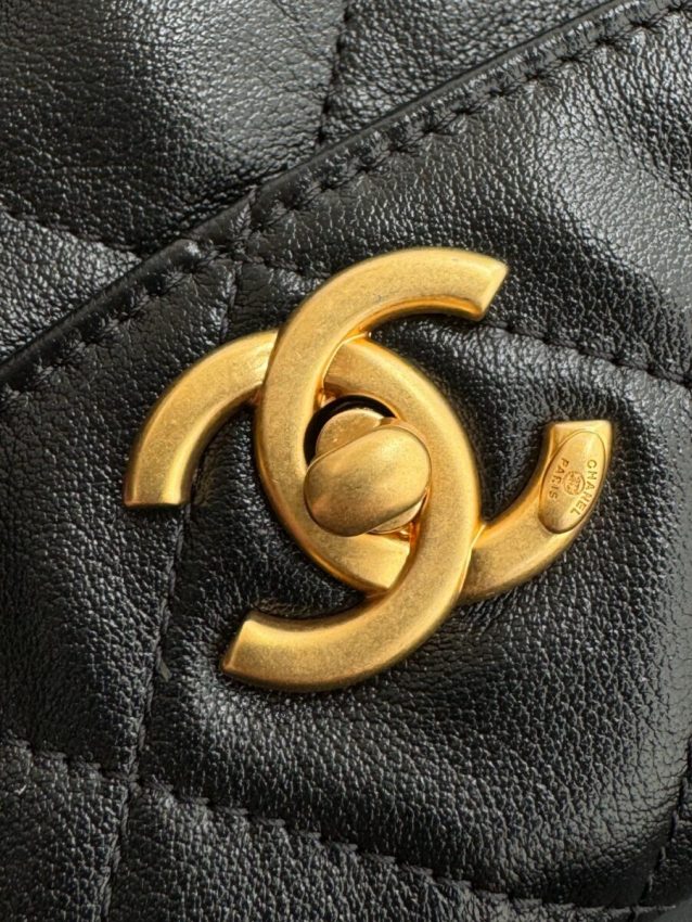 wsxcWeb_6e471929_o_1hrd992l91a3618sq1dqt4re6kjo.jpeg Replica CHANEL 24p Postman Bag Small Black - Image 7