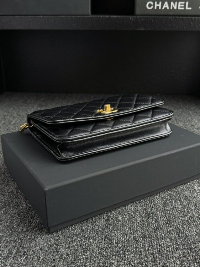 wsxcWeb_6e471929_o_1hundgrtq1cpvqga55ecn1113t2.jpeg Replica CHANEL 24s Double Pearl Woc Black - Image 3